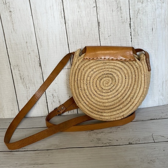 Handmade Round Raffia&Leather Crossbody Bag with Silver and Stone Embellishment - Picture 3 of 9